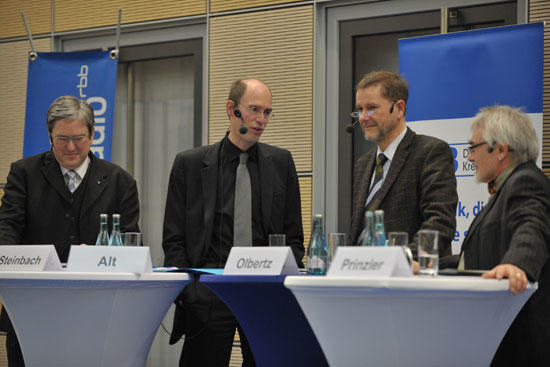 Sprachen über ihre Strategien für die Exzellenzinitiative: Professor Jörg Steinbach (Technische Universität), Professor Peter-André Alt (Freie Universität) und Professor Jan-Hendrik Olbertz (Humboldt-Universität, v.l.n.r.).