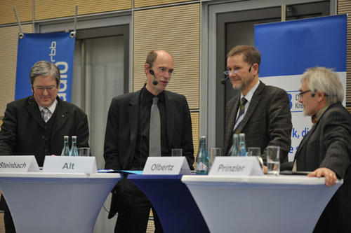 Sprachen über ihre Strategien für die Exzellenzinitiative: Professor Jörg Steinbach (Technische Universität), Professor Peter-André Alt (Freie Universität) und Professor Jan-Hendrik Olbertz (Humboldt-Universität, v.l.n.r.).