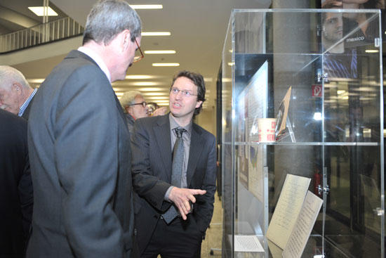 Andreas Etges vom John-F.-Kennedy-Institut für Nordamerikastudien der Freien Universität zeigt   US-Botschafter Murphy besondere Exponate aus dem Universitätsarchiv.