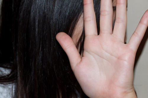 Scham, Verdrängung oder Angst vor Repressionen können der Grund dafür sein, dass Missbrauchsopfer über Jahre hinweg schweigen.