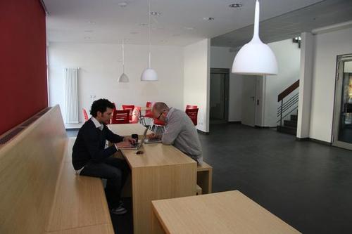 Das Foyer im Gebäude Arnimallee 7, das ebenfalls renoviert worden ist.