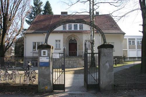Die Villa in der Arnimallee 2 ist frisch saniert worden. Hier hat Mathematikprofessor Günter M. Ziegler mit seiner Arbeitsgruppe "Diskrete Geometrie" neues Domizil gefunden.