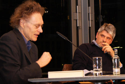 Prof. Dr. Winfried Menninghaus (links) vom Peter-Szondi-Institut für Vergleichende Literaturwissenschaft der Freien Universität führte in den Abend in der Akademie der Künste mit Raoul Schrott und Arthur Jacobs ein.