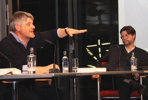 Raoul Schrott und Arthur Jacobs stellten ihr Buch „Gehirn und Gedicht. Wie wir unsere Wirklichkeiten konstruieren“ vor, das gerade bei Hanser erschienen ist.