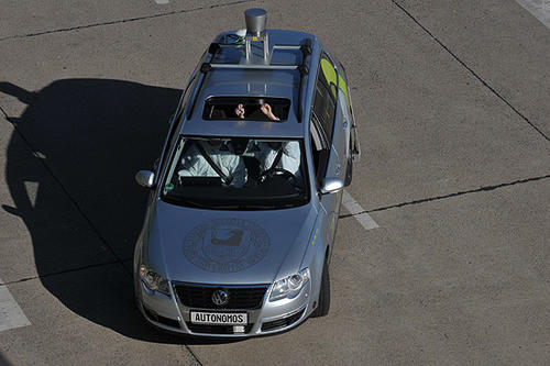 Hände am Steuer sind beim Lenken des MIG nicht nötig. Denn das Auto lenkt sich selbst. Die Vision der Forscher ist, langfristig fahrerlose Autos in der Gesellschaft zu etablieren