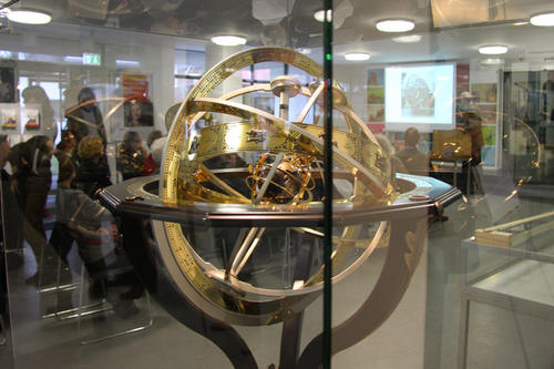 Die Armillarsphäre - ein astronomisches Instrument der vorkopernikanischen Zeit. Es diente unter anderem zur Darstellung der Bewegung von Himmelskörpern. Die Erde bildete das Zentrum des Instruments.