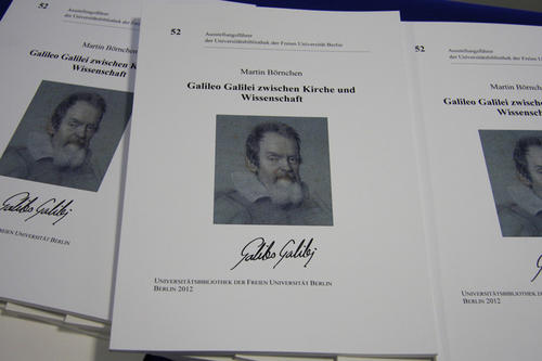 Der Ausstellungsführer „Galileo Galilei zwischen Kirche und Wissenschaft“ kostet während der Ausstellung fünf und anschließend neun Euro.