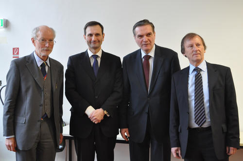 Trafen sich an der Freien Universität (v.l.n.r.): Prof. Herwig Roggemann, Miro Kovač, Botschafter der Republik Kroatien, sein serbischer Kollege Prof. Ivo Viskovič sowie Prof. Werner Väth, Vizepräsident der Freien Universität.