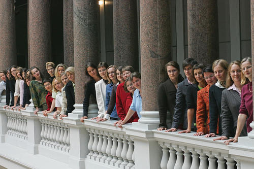 Gut aufgestellt: Teilnehmerinnen einer ProFiL-Seminargruppe im Lichthof der Technischen Universität Berlin (2006)