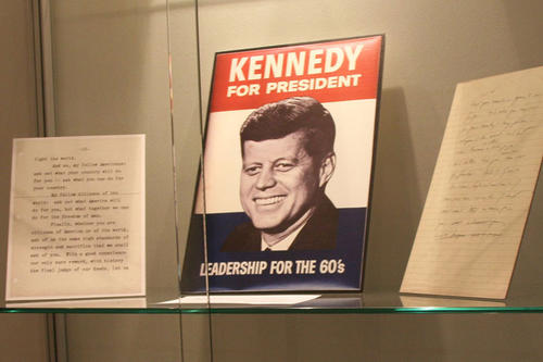 Zum 15. Jahrestag des Beginns der Berliner Luftbrücke und knapp zwei Jahre nach Mauerbau kam John-F.-Kennedy im Juni 1963 nach Berlin.
