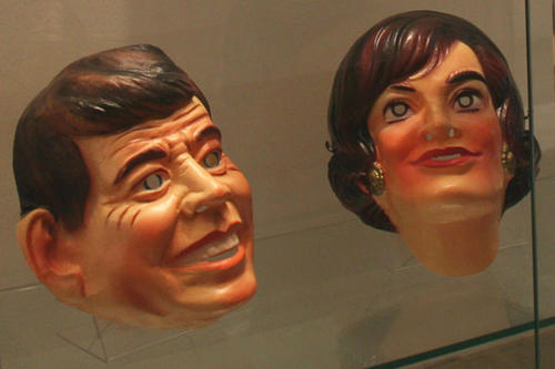 Wer wollte, konnte sich für Kennedys Besuch mit einer Maske von ihm und Ehefrau Jacqueline ausstatten.