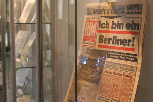 Auf Papier und hinter Glas festgehalten: Seinen berühmt gewordenen Ausspruch tat John F. Kennedy am 26. Juni 1963 vor dem Schöneberger Rathaus.