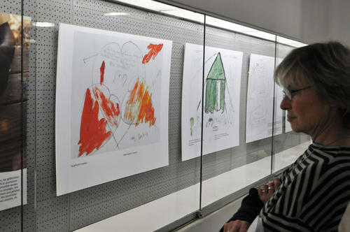 Die Ausstellung ist noch bis zum 27. April dieses Jahres im Foyer der Universitätsbibliothek der Freien Universität zu sehen.