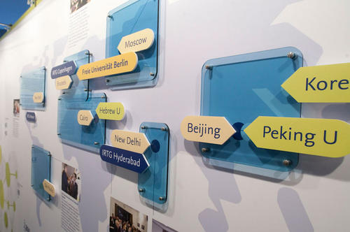 Die Ausstellung „NetWorks!“ will Besuchern die Entwicklung und Ziele vorstellen, die die Freie Universität als zukunftsorientierte Hochschule mit leistungsstarken, historisch gewachsenen Netzwerken verfolgt.