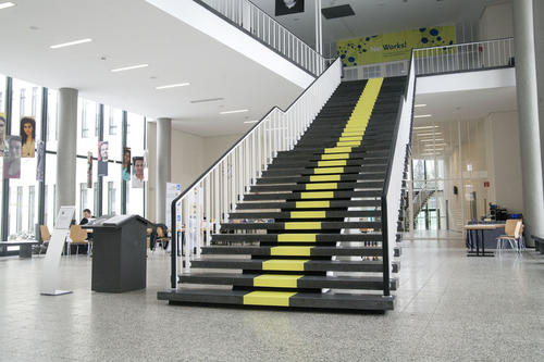 Folgt man dem grünen Band ins Obergeschoss, gelangt man zu einem 15 Meter langen, reich bebilderten Zeitstrahl, der zentrale Ereignisse in der Geschichte der größten Berliner Universität in Erinnerung ruft.