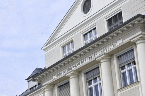 Die bedeutende Naturwissenschaftlerin Lise Meitner hat am Institut für Chemie der Kaiser-Wilhelm-Gesellschaft gearbeitet - im heutigen Hahn-Meitner-Bau