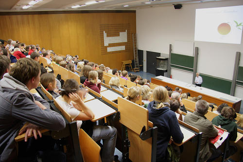 Zur späten Stunde: Voller Hörsaal am Institut für Chemie
