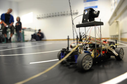 Ein Fahrzeug, das selbständig seinen Weg findet: Studierende der Informatik präsentierten ihr eigens entwickeltes Modellauto.