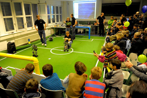 Die FUmanoids, Vizeweltmeister 2010 im Roboterfußball, präsentieren ihre Fähigkeiten und neue Tricks