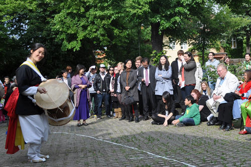 Beim Ostasiatischen Seminar wurde Samulnori („Spiel der vier Instrumente“), die moderne Art der koreanischen Bauernmusik, vorgeführt.