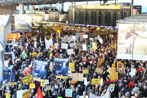 Fluglärmgegner demonstrieren am Flughafen Frankfurt am Main: „Stakeholder-Dialoge“ sollen zwischen Unternehmens-  und Interessenvertretern vermitteln.