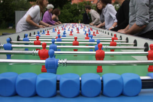 Das gegnerische Tor konnte man leicht aus dem Blick verlieren - angesichts eines rund elf Meter langen Kickertisches auf dem Sommerfest der Freien Universität