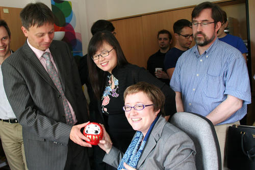 Die Leiterin des Institut für Koreastudien brachte als Glücksbringer einen "Daruma" mit. (V. l. n. r.) Prof. Dr. Klaus Mühlhahn, Prof. Dr. Eun-Jeung Lee ,Prof. Dr. Verena Blechinger-Talcott und Paul Talcott.