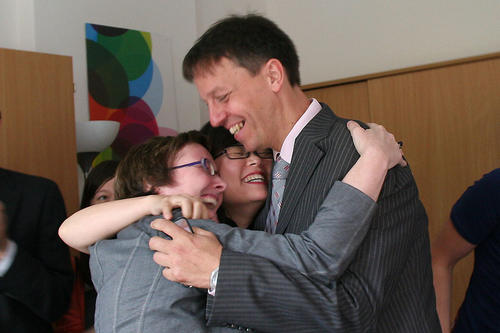 Voller Freude liegen sich Prof. Dr. Verena Blechinger-Talcott, Prof. Dr. Eun-Jeung Lee und Prof. Dr. Klaus Mühlhahn in den Armen.