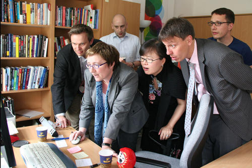 Voller Spannung wird das Ergebnis der DFG bei den Ostasienstudien erwartet. (v.l.n.r.) Dr. Hannes B. Mosler, Dr. Verena Blechinger-Talcott, Eric J. Ballbach, Dr. Eun-Jeung Lee, Dr. Klaus Mühlhahn und Michael Facius.