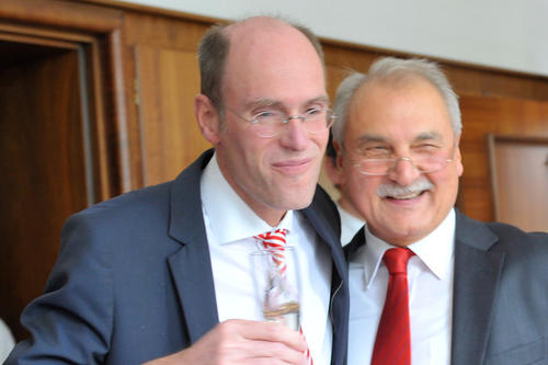 Im Glück vereint: Kanzler Peter Lange und Universitätspräsident Professor Peter-André Alt stießen gemeinsam auf den erneuten Erfolg in der Exzellenzinitiative an.