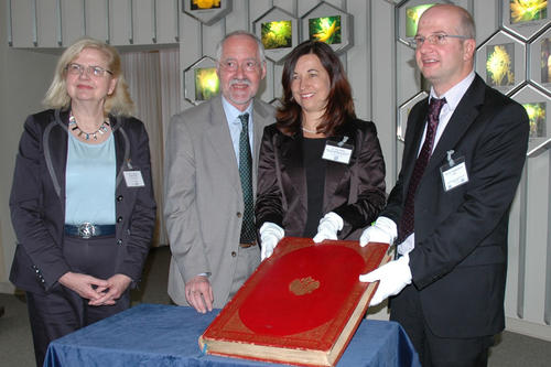 Anwesend waren die Vizepräsidentin der Freien Universität Dr. Monika Schäfer-Korting, Museumsleiter Dr. Walter Lack, Dr. Anke Sahlén von der Deutschen Bank und der Direktor des Botanischen Garten und Botanischen Museum Berlin, Dr Thomas Borsch.(v.l.)