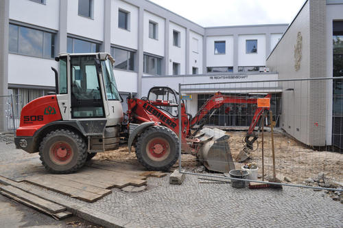 Auf dem Areal des "Alten Campus" werden Vorplätze und Zugänge zu den Gebäuden erneuert.