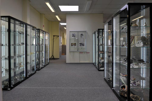 Etwa 250 der rund 400 Stücke sind neben den Seminarräumen der Mineralogie ausgestellt.