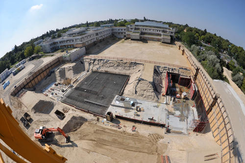 Blick über die Baustelle: Die gesamte Maßnahme umfasst eine Hauptnutzfläche von rund 12.250 Quadratmetern.