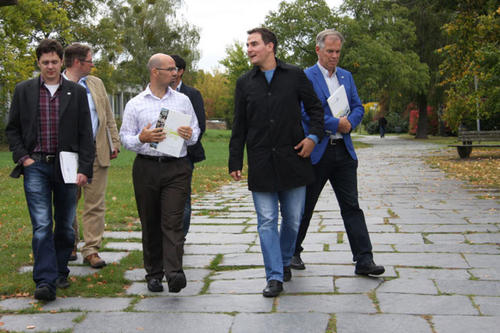 Thomas Schad (2.v.r.), Mitarbeiter des Besucherbüros der Freien Universität, führte die international zusammengesetzte Gruppe aus Deutschland, der Schweiz, Spanien, Großbritannien und den Beneluxstaaten über den Dahlemer Campus.