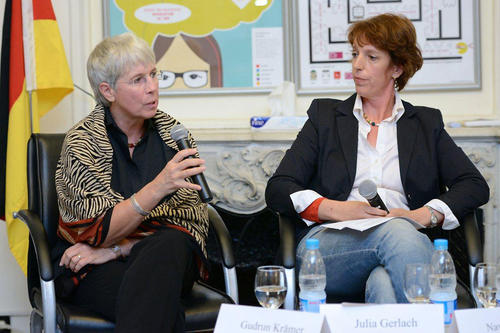 Prof. Dr. Gudrun Krämer (links) im Gespräch mit der Moderatorin Julia Gerlach.