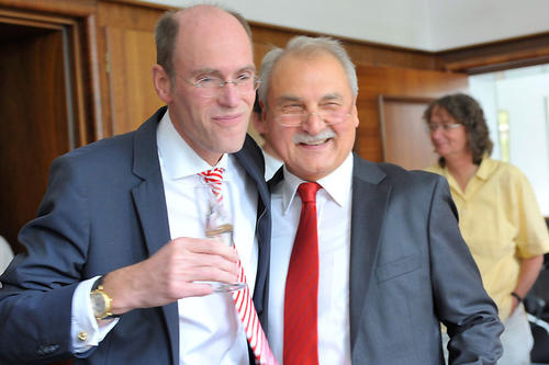 Universitätspräsident Professor Peter-André Alt und Kanzler Peter Lange feiern den Erfolg: Am 15. Juni 2012 wurde die Freie Universität Berlin nach 2007 zum zweiten Mal im Rahmen der Exzellenzinitiative ausgezeichnet.