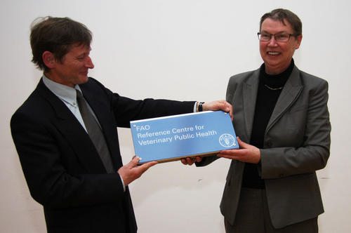 Das neue „Aushängeschild“ der Veterinärmediziner nahm Reinhard Fries, Leiter des Instituts für Fleischhygiene und -technologie, von Karin Schwabenbauer, Unterabteilungsleiterin Tiergesundheit und Tierschutz im BMELV, an.