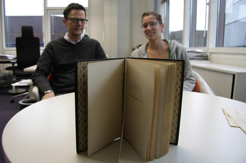 Klaus Ulrich Werner, Leiter der Philologischen Bibliothek der Freien Universität Berlin,  und Antje Salmann, Fachangestellte für Medien- und Informationsdienste. Im Vordergrund: das handgeschriebene Werk der "Vorsichtigen Vandalen"