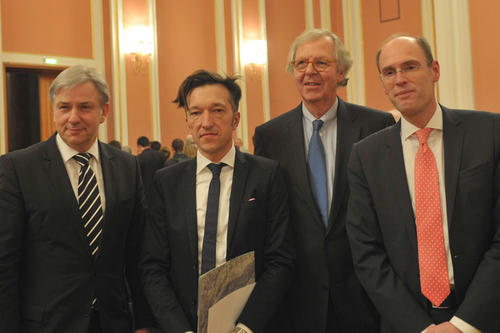 Preisträger Lukas Bärfuss (2.v.l.) mit dem Regierenden Bürgermeister Klaus Wowereit (l.), Walter Rasch, Vorstandsvors. Stiftung Preußische Seehandlung (2.v.r.) und dem Präsidenten der Freien Universität, Prof. Dr. Peter-André Alt (r.).