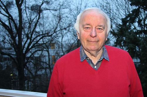 Die Freie Universität im Blick: Wenn Professor Manfred Schulz vom Balkon an der Schwendenerstraße schaut, sieht er auf die Silberlaube.