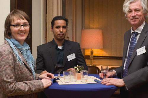 Dialog über Bistrotische und Fächergrenzen hinweg: Historikerin Professor Ulrike Schaper, Chemiker Dr. Moorthy Suresh und Paläontologie-Professor Reinhold Leinfelder.