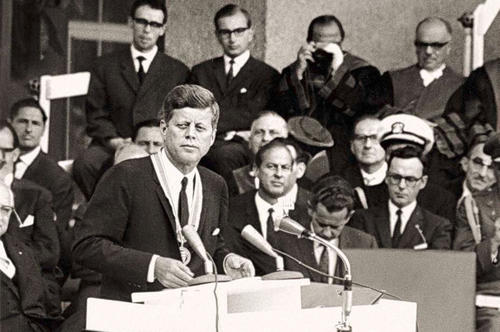 Umjubelt in Berlin: US-Präsident John F. Kennedy bei seiner Ansprache in Dahlem 1963. Die Freie Universität verlieh ihm die Ehrenbürgerwürde.