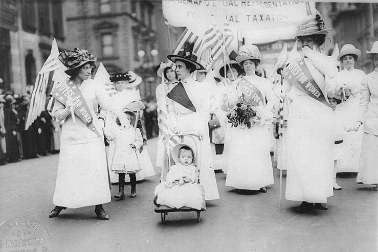 Frauenpower vor über 100 Jahren: Das Bild zeigt Demonstrantinnen für das Frauenwahlrecht 1912 in New York. Ein Jahr zuvor fand der erste internationale Frauentag statt. Doch wie ist es heute um den Feminismus bestellt?