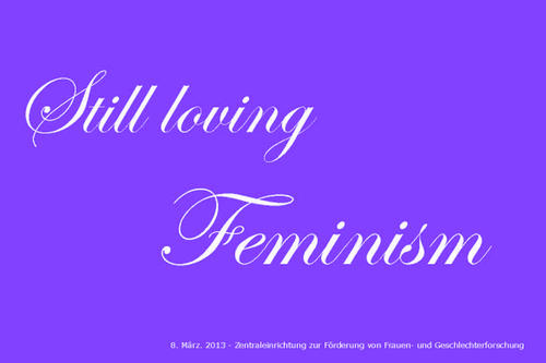 Weiße Schrift auf hell-lilafarbenem Grund: Der Vortrag von Gudrun-Axeli Knapp am 18. April trägt den gleichen Titel wie die Postkarte, die die ZEFG zum Weltfrauentag am 8. März drucken ließ.