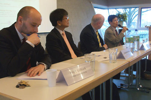 v.l.n.r.: E. J. Ballbach (Freie Universität), Park Myung-lim (Direktor des Center for North Korean Studies, Korea University, a. D.), Moderator Dr. Werner Pfennig, (Freie Universität), Yoon Young-Kwan, (ehem. Außenminister Südkoreas)