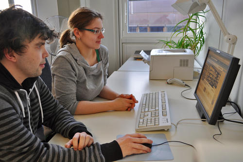 Antje Salmann und Philipp Batschon betreuen den Facebook-Auftritt der Philologischen Bibliothek