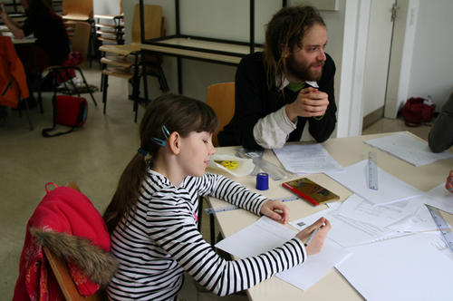Mathematik mit Klebstoff und Stiften. Die Fünftklässlerin Katharina hat sich den Workshop Nummer 53 mit Dr. Romain Nguyen van yen und dem französischen Theaterverein „La Menagerie“ ausgesucht.