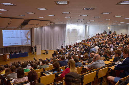 Mehr als 500 Interessierte verfolgten die Diskussion im Hörsaal.