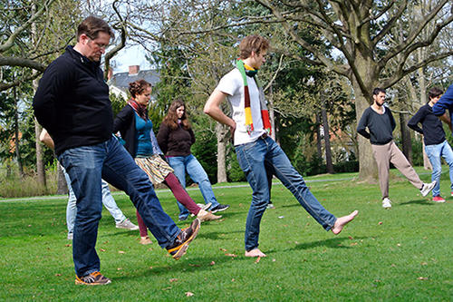 Pause im Thielpark: Qigong ist eine der Gesundheitssportarten, die seit diesem Semester im Freien stattfinden.